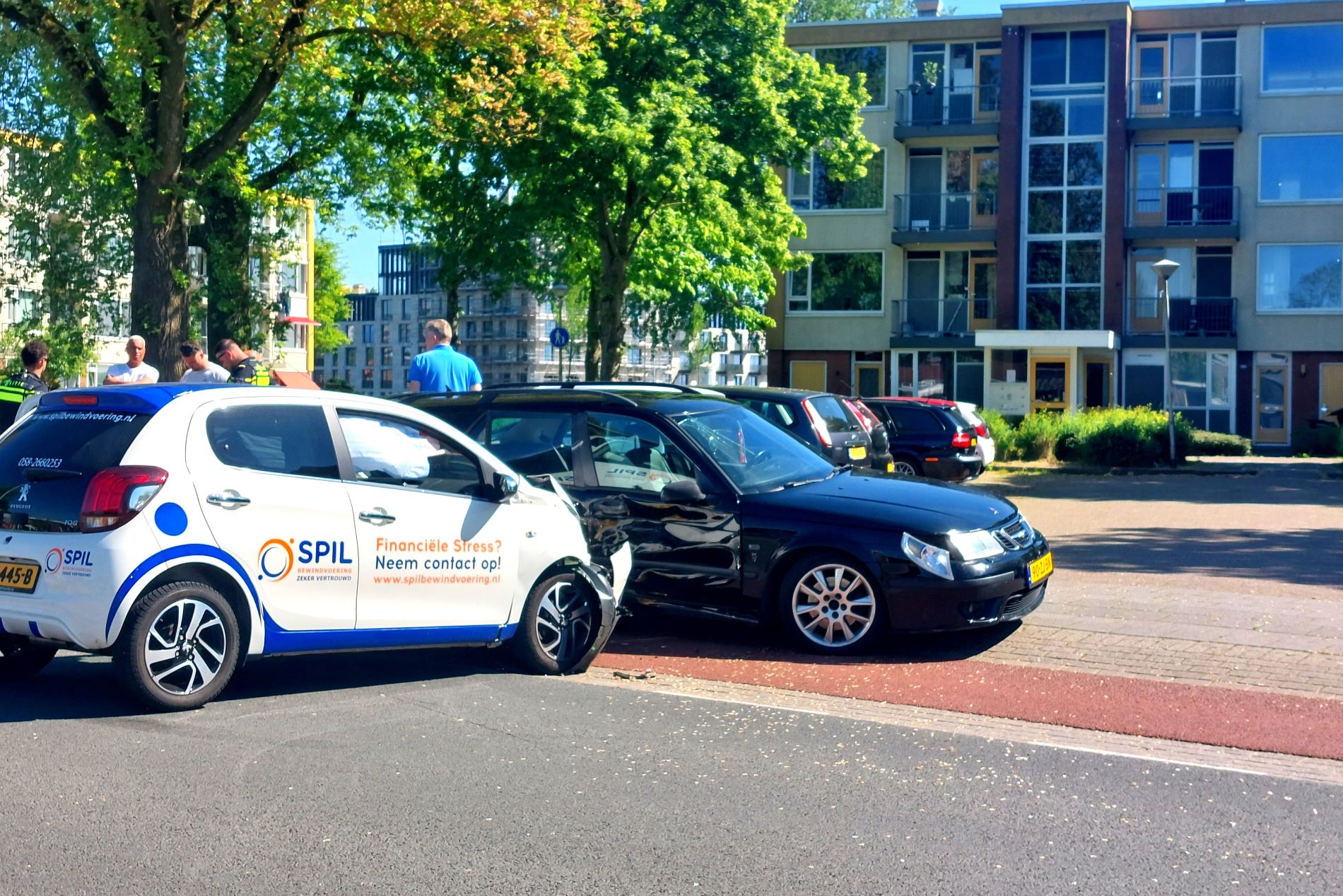 Behoorlijke schade bij autobotsing op Nijlânsdyk in Leeuwarden