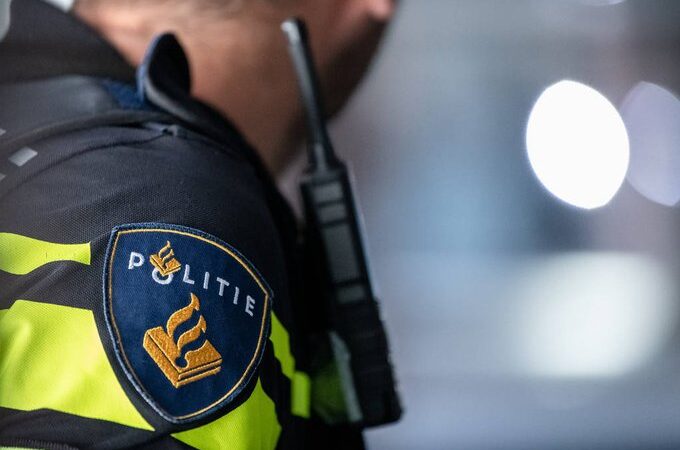 Naakte Leeuwarder (44) onder invloed van drugs aan het urineren en schelden