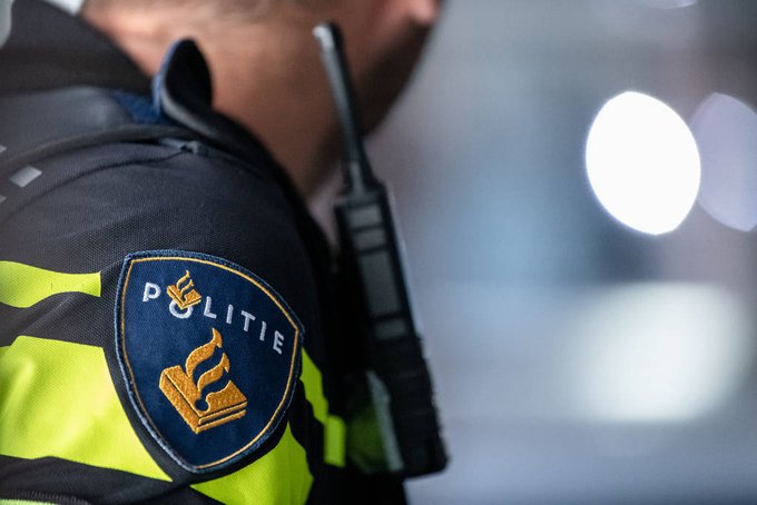 Naakte Leeuwarder (44) onder invloed van drugs aan het urineren en schelden
