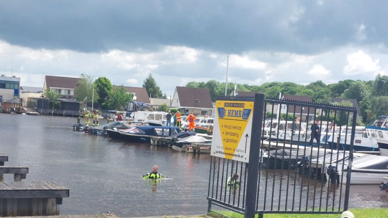 Hulpdiensten massaal ingezet voor te water geraakt persoon in Leeuwarden