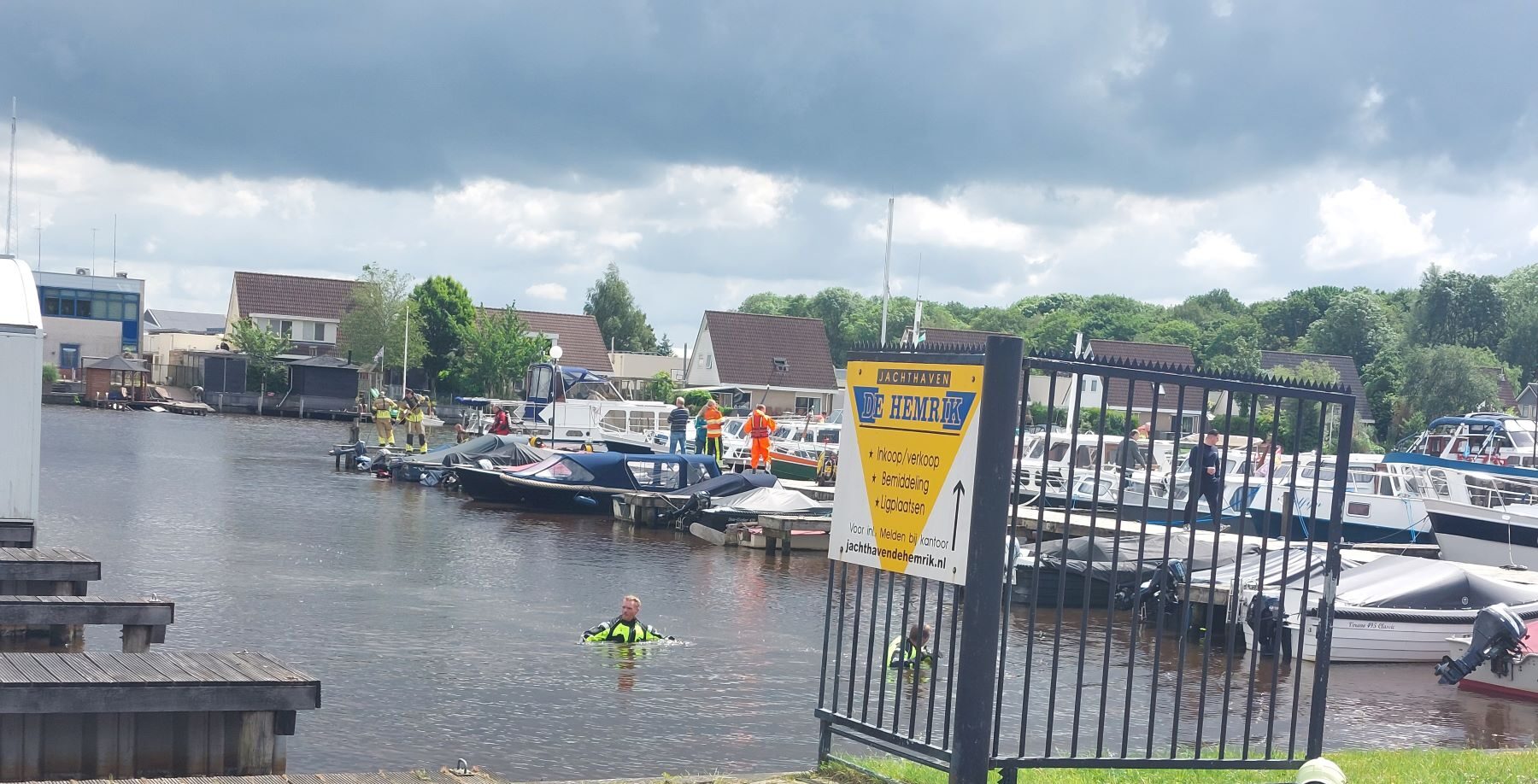 Hulpdiensten massaal ingezet voor te water geraakt persoon in Leeuwarden