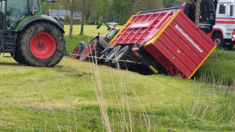Tractor belandt in sloot tijdens werkzaamheden in Jelsum