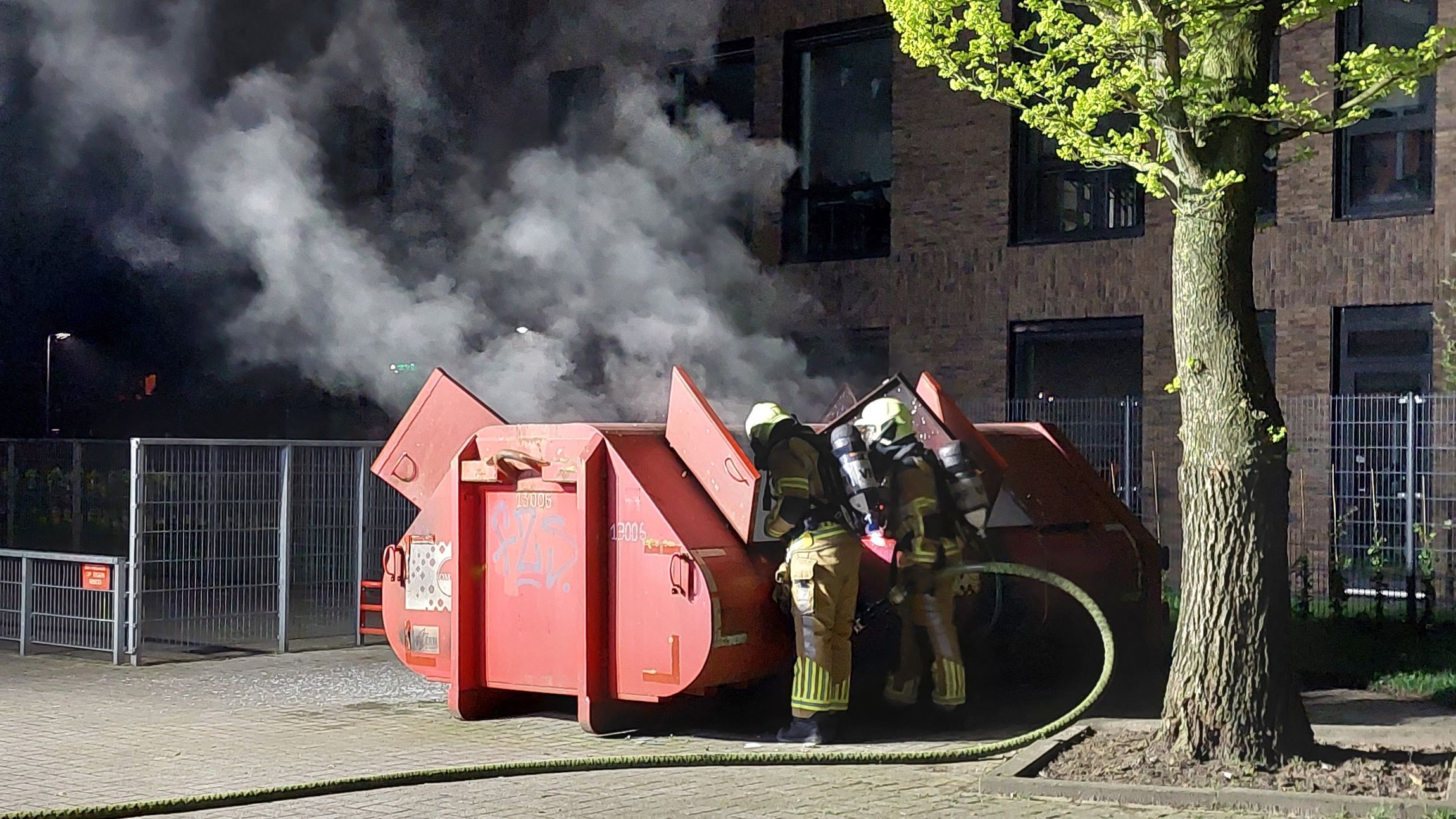 Weer container in brand in Leeuwarden