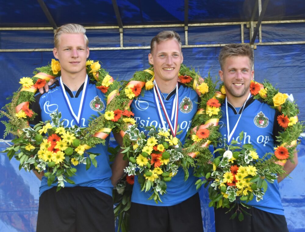 Blauwe Van Zwieten, van Popta en Steenstra trein dendert door