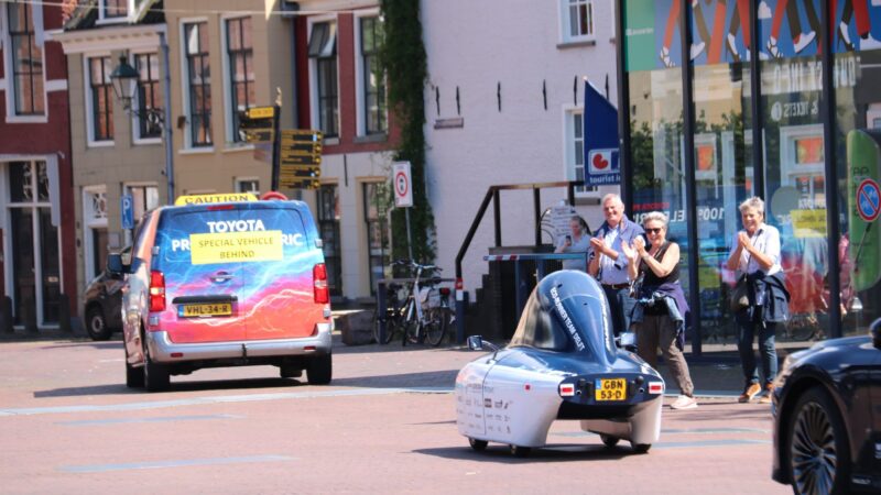 Eco-Runner Team Delft rijdt met zelfgebouwde waterstofauto 1273 kilometer door Friesland op één tank waterstof
