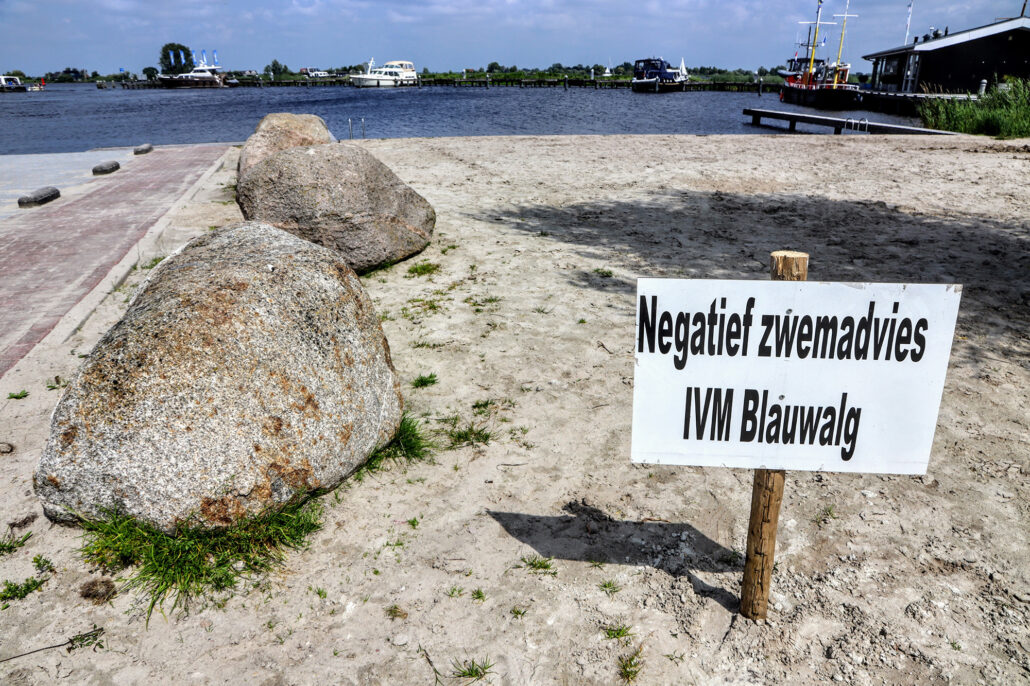 Borden negatief zwemadvies strandje Grou uit de grond getrokken