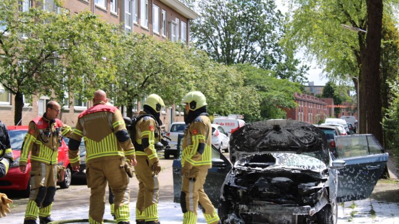 Auto brandt uit voor woning in Leeuwarden