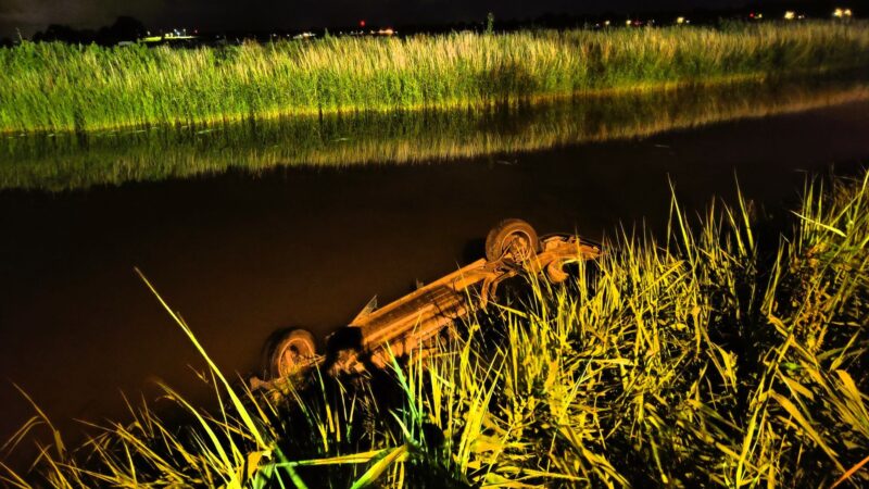 Auto belandt op de kop in de sloot in Leeuwarden