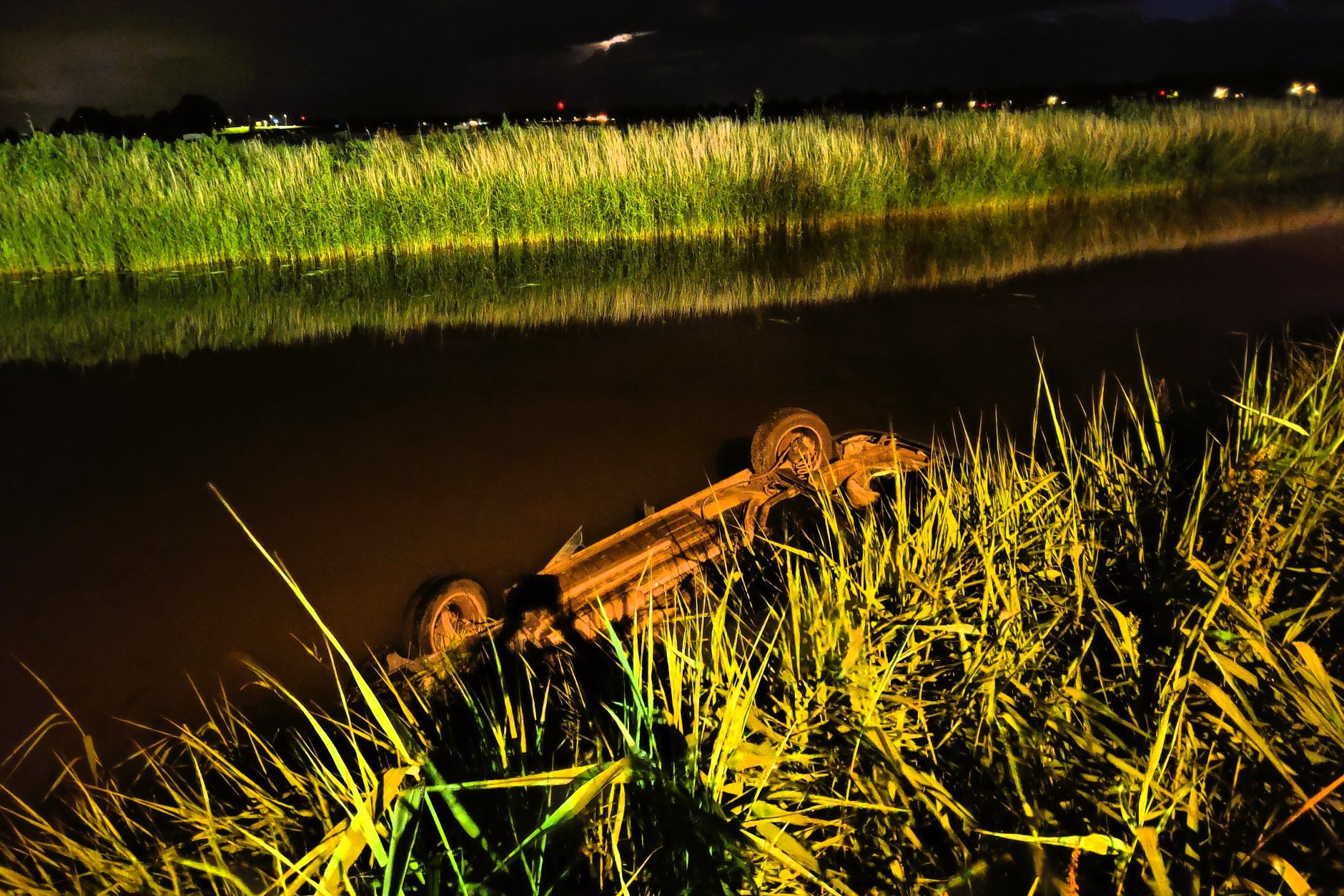 Auto belandt op de kop in de sloot in Leeuwarden