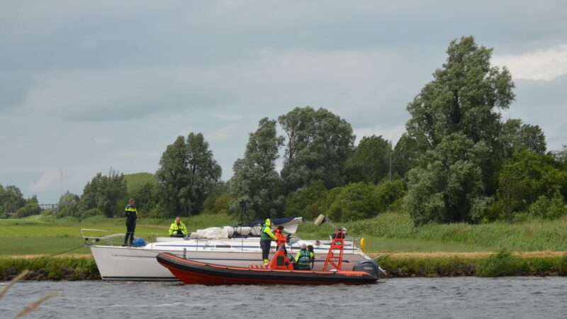 Twee opvarenden van een zeilboot gewond bij botsing tegen spoorbrug bij Grou