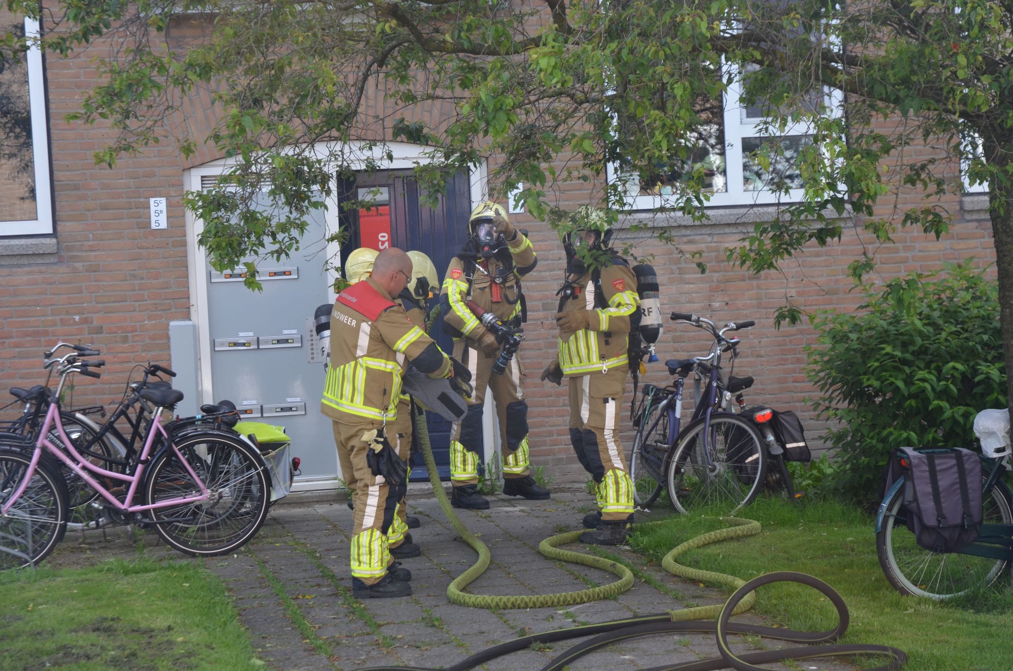 Brand in kelder flat aan de Bernard Zweersstraat in Leeuwarden