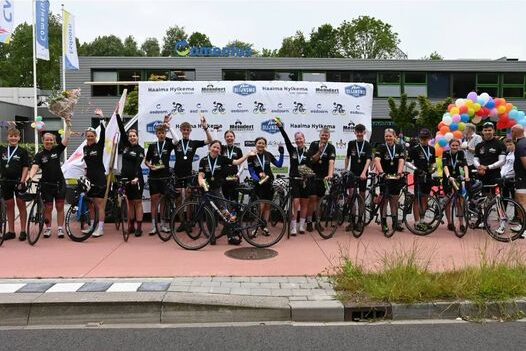 Twaalf leerlingen van Comenius Esdoorn fietsen €12.000 bij elkaar voor stichting Make-A-Wish.
