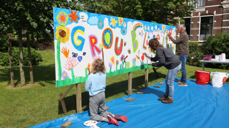 Grou zingt, zwemt, schildert en wandelt tijdens Grou Bloeit