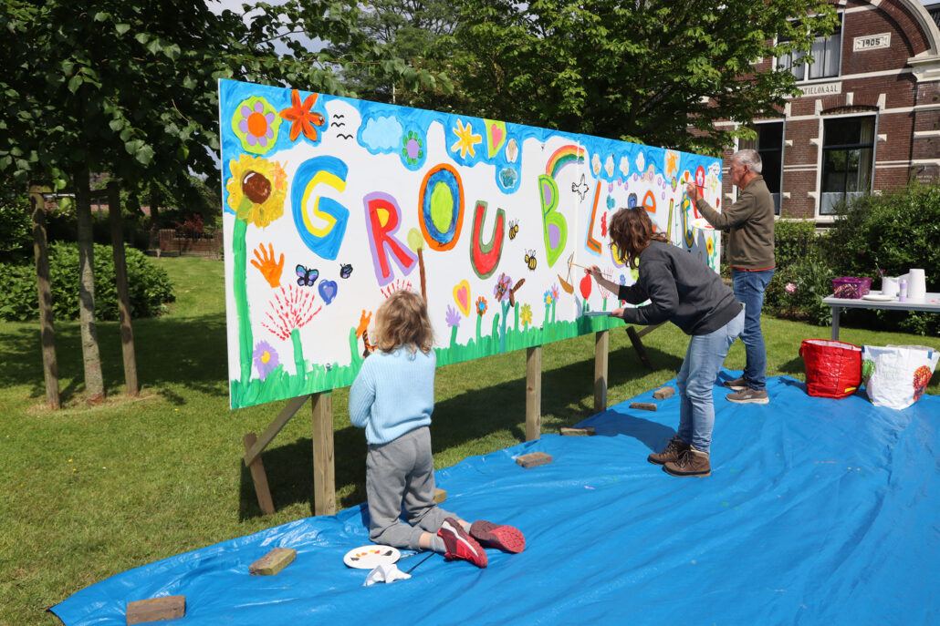 Grou zingt, zwemt, schildert en wandelt tijdens Grou Bloeit