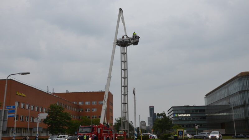 Verwarde man zit urenlang in mast op rotonde in Leeuwarden