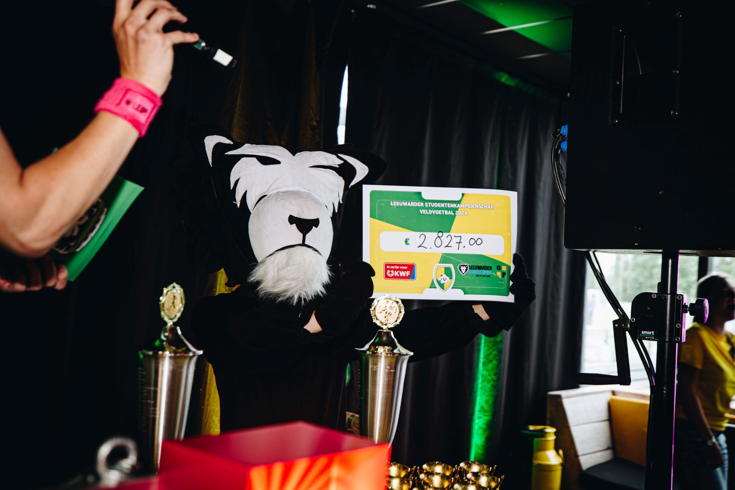 Leeuwarder studentenvoetbalteams strijden om de wisselbekers maar ook voor KWF