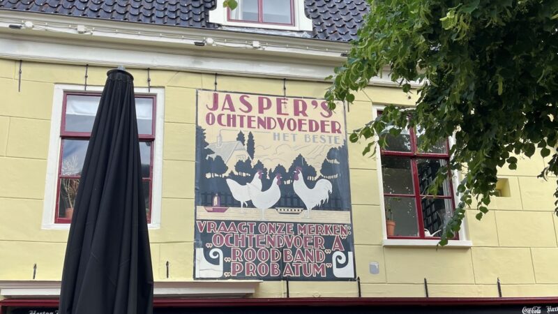 Geschilderde muurreclames te zien in het Historisch Centrum Leeuwarden