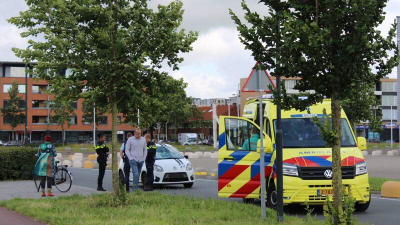 Fietser geschept door auto met barst in ruit als gevolg in Leeuwarden
