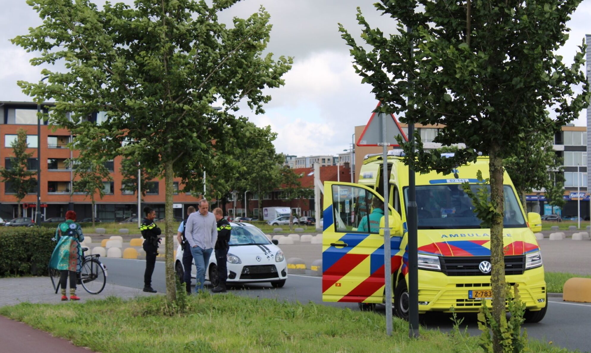 Fietser geschept door auto met barst in ruit als gevolg in Leeuwarden