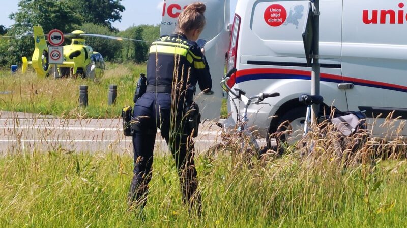 Fietser zwaargewond door aanrijding met auto in Stiens