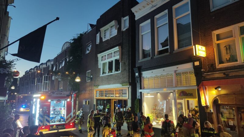Deur opengebroken vanwege brand in winkelpand in Leeuwarden