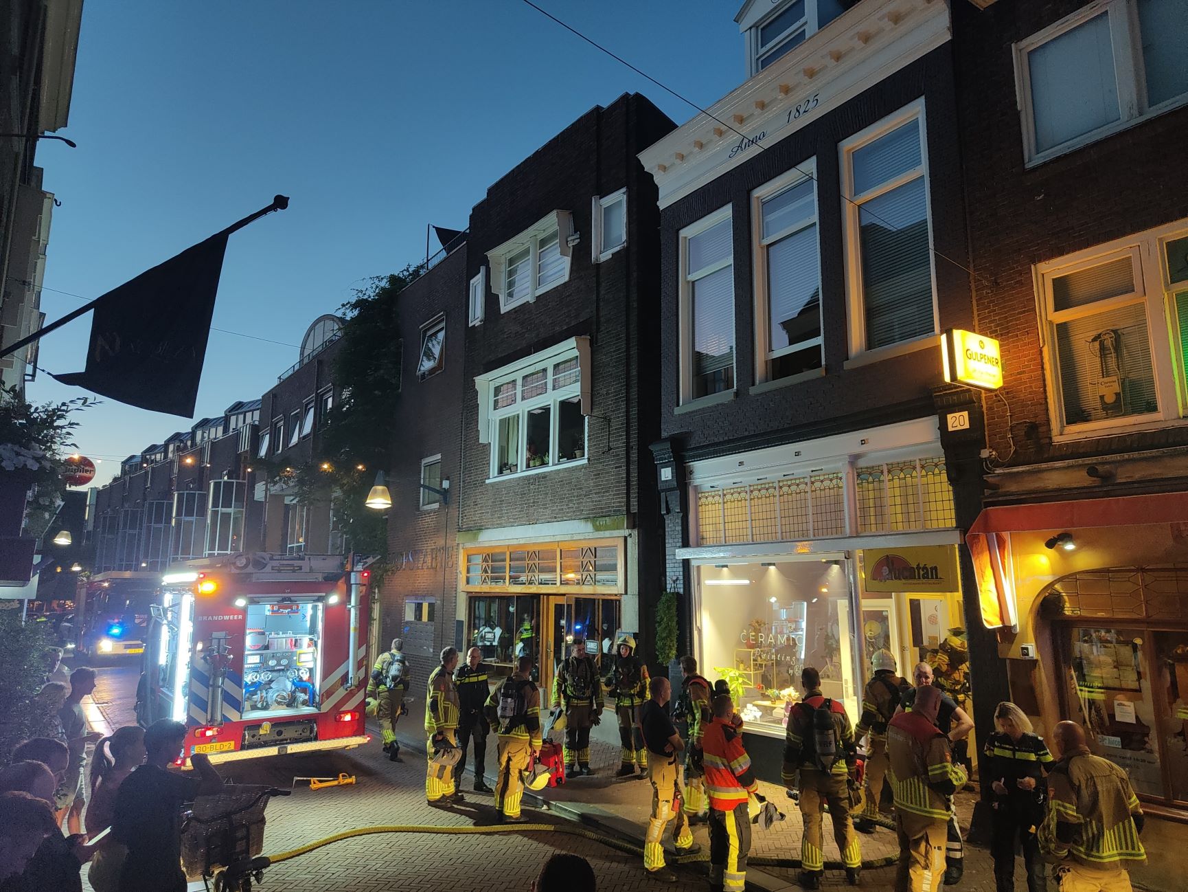Deur opengebroken vanwege brand in winkelpand in Leeuwarden