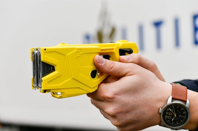 Verdachte inbraak aangehouden met stroomstootwapen in Leeuwarden