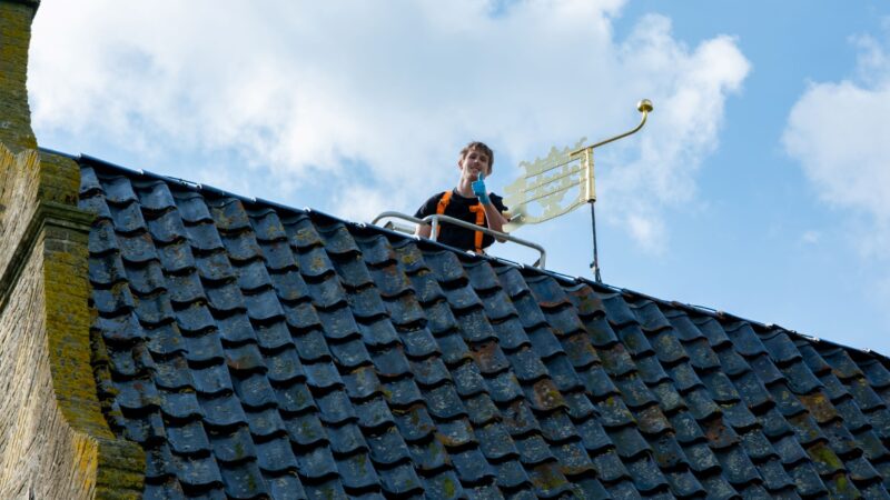 Windvaan terug op poortgebouw Unia State in Bears