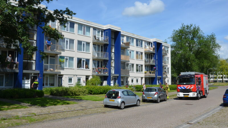 Omwonende merkt afgaande rookmelder op en waarschuwt tijdig de brandweer