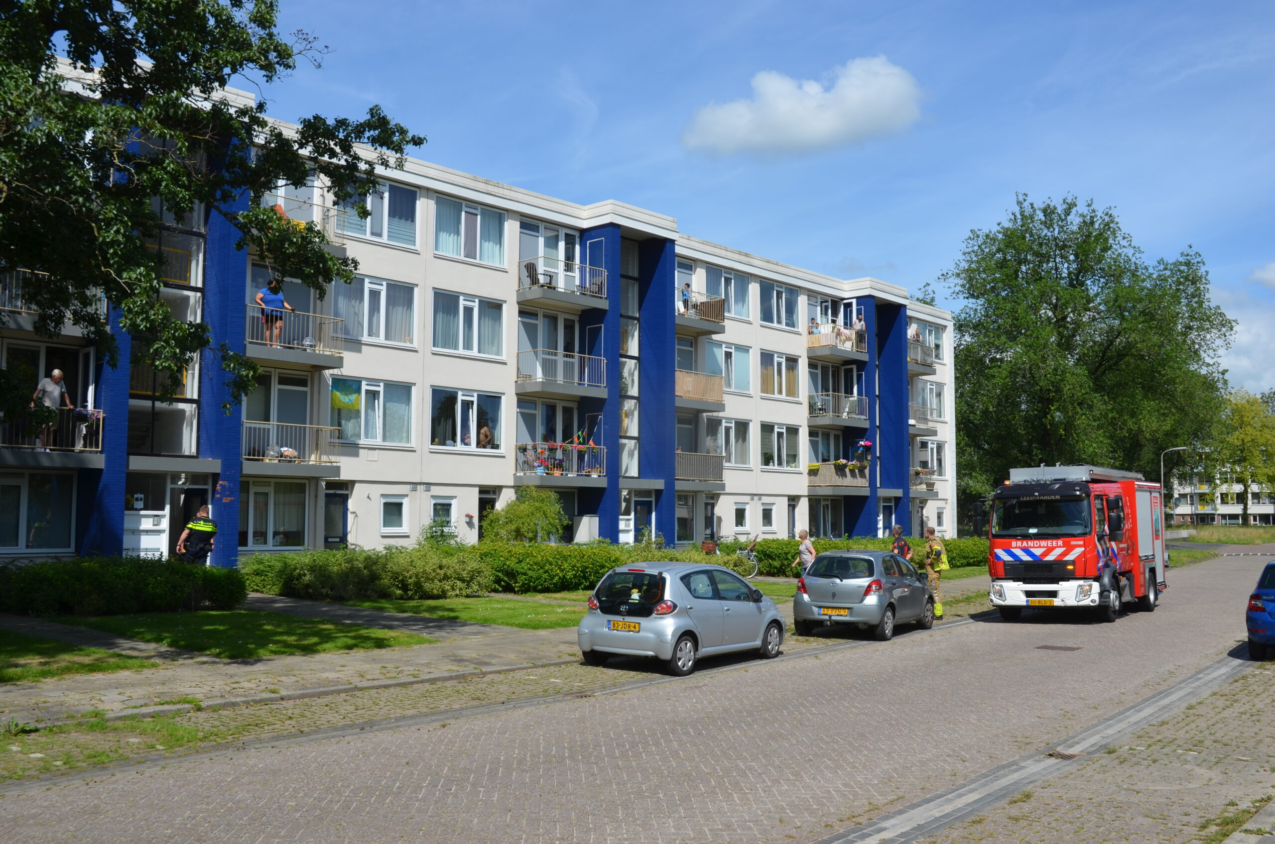 Omwonende merkt afgaande rookmelder op en waarschuwt tijdig de brandweer