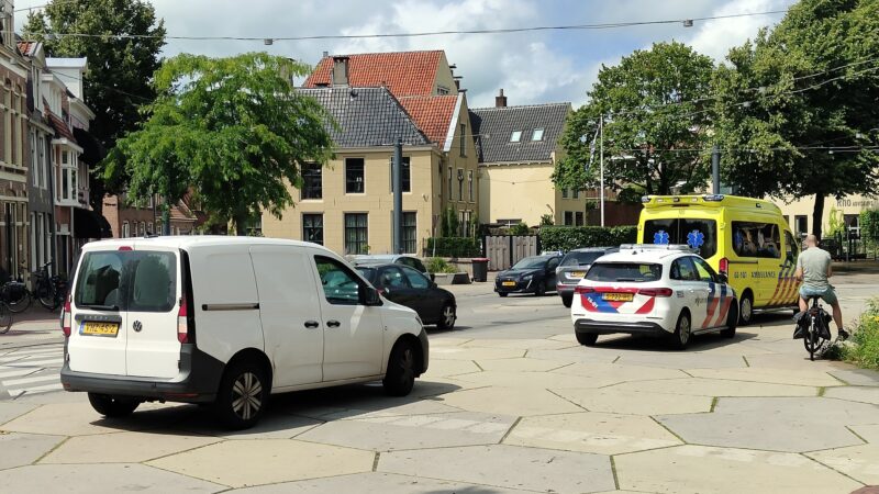 Fietser botst tegen zijkant van bestelbus in Leeuwarden