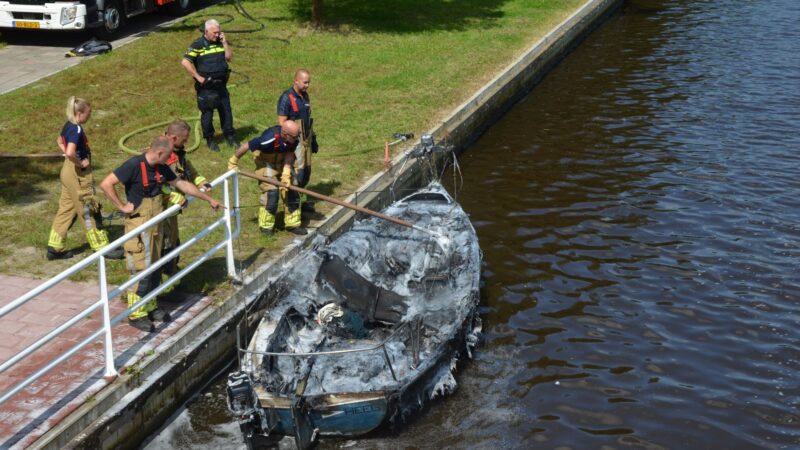 Pleziervaartuig brandt volledig uit in Leeuwarden