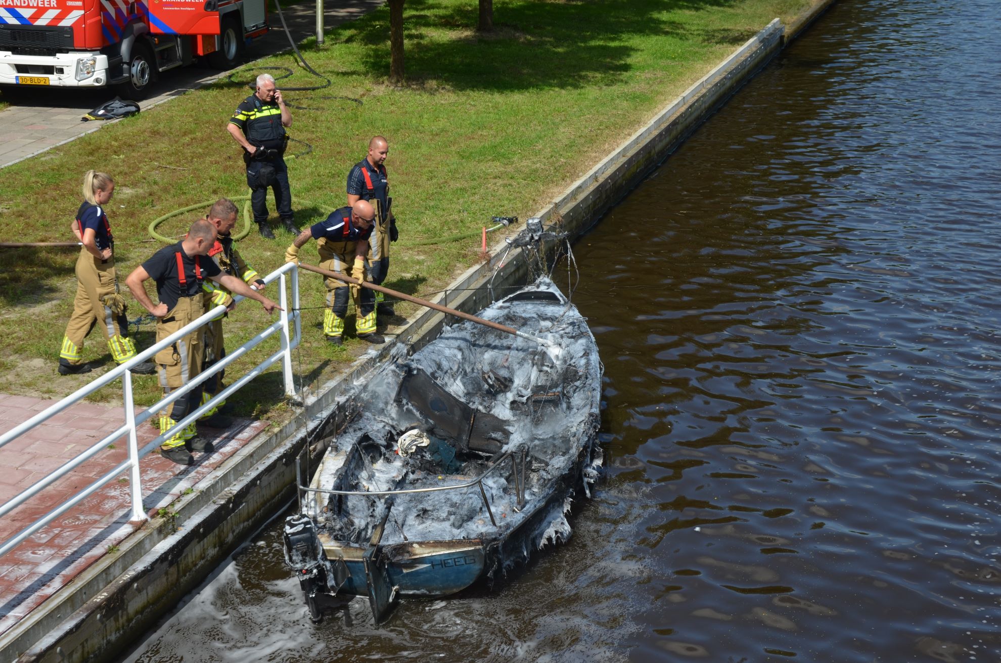 Pleziervaartuig brandt volledig uit in Leeuwarden