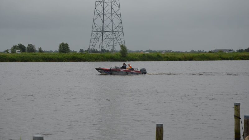 Persoon valt in het water na ontploffing accu op boot in Leeuwarden