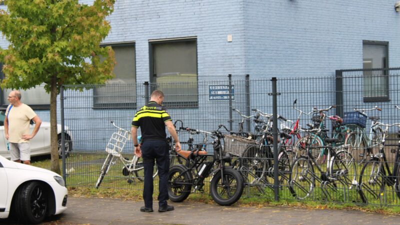 Fatbike met daarop twee personen gaat onderuit in Leeuwarden