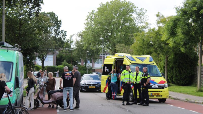 Flinke schade en gewonde bij aanrijding tussen auto en scooter in Leeuwarden