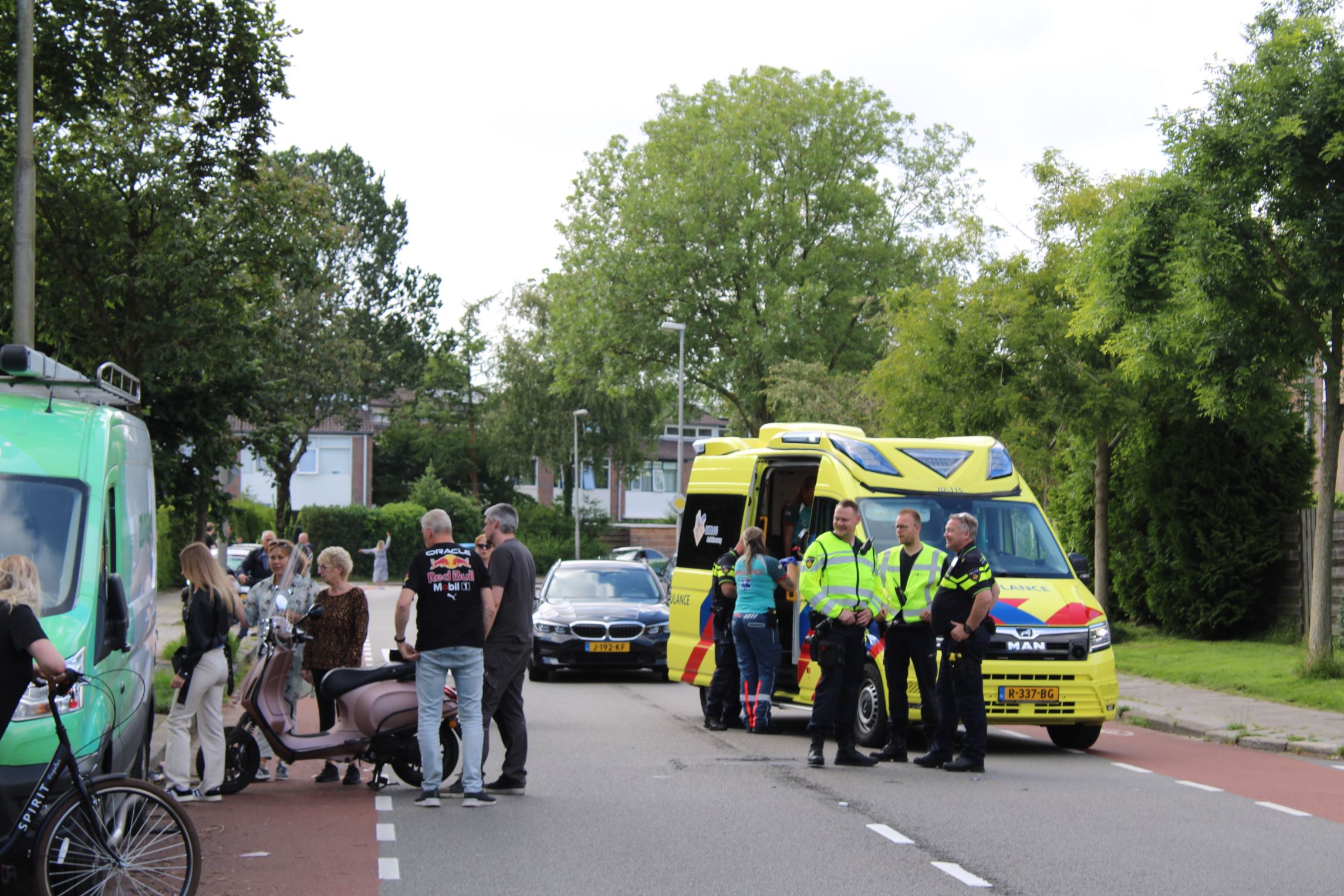 Flinke schade en gewonde bij aanrijding tussen auto en scooter in Leeuwarden