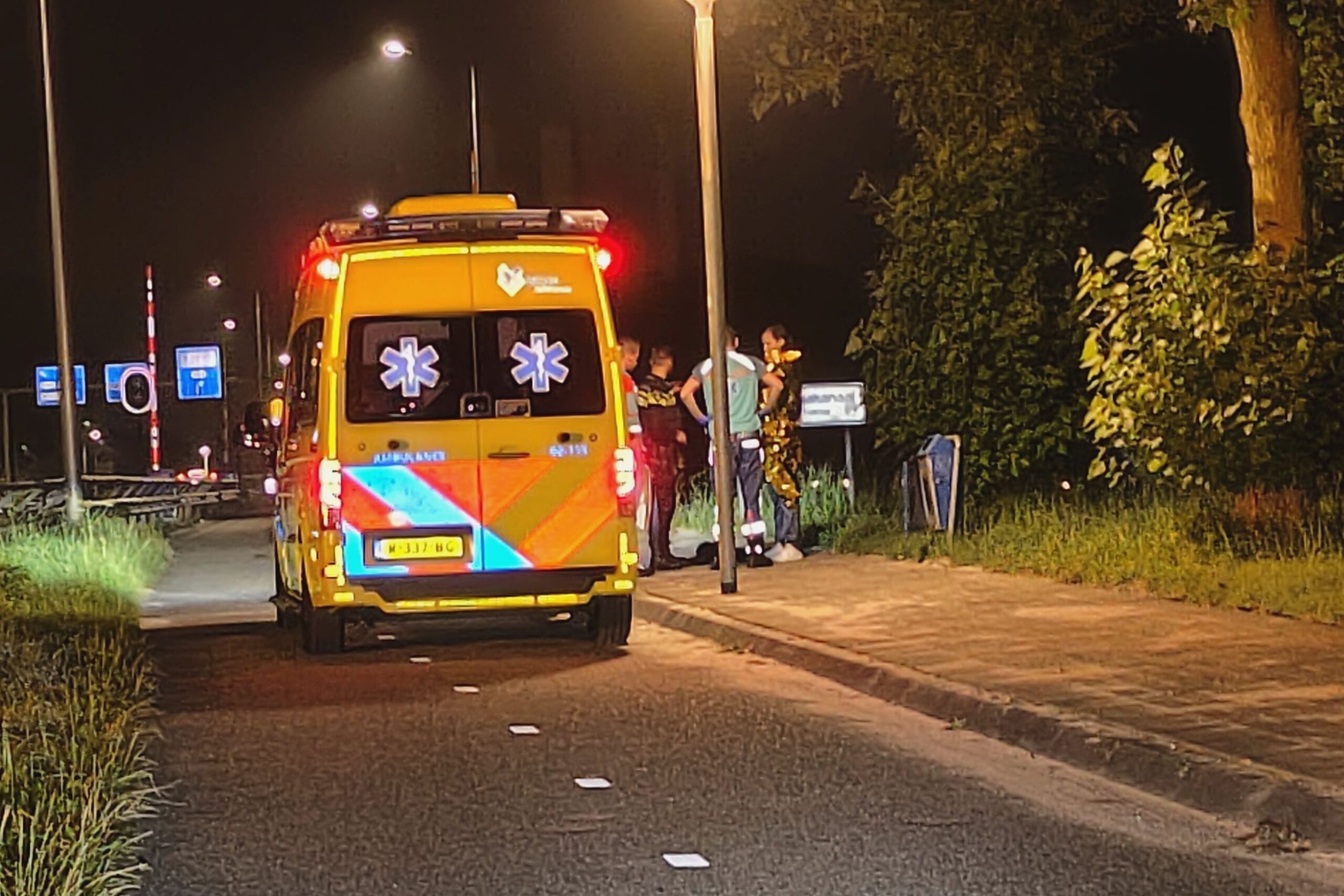 Peroon raakt te water bij brug in Goutum