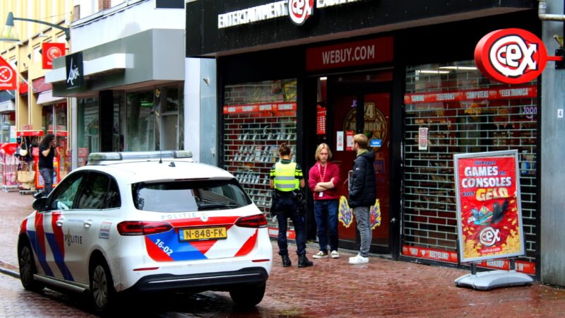 UPDATE: Overvaller bedreigt personeel met mes in Leeuwarden