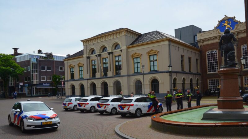 Politie demonstreert voor vroegpensioen bij het stadhuis in Leeuwarden