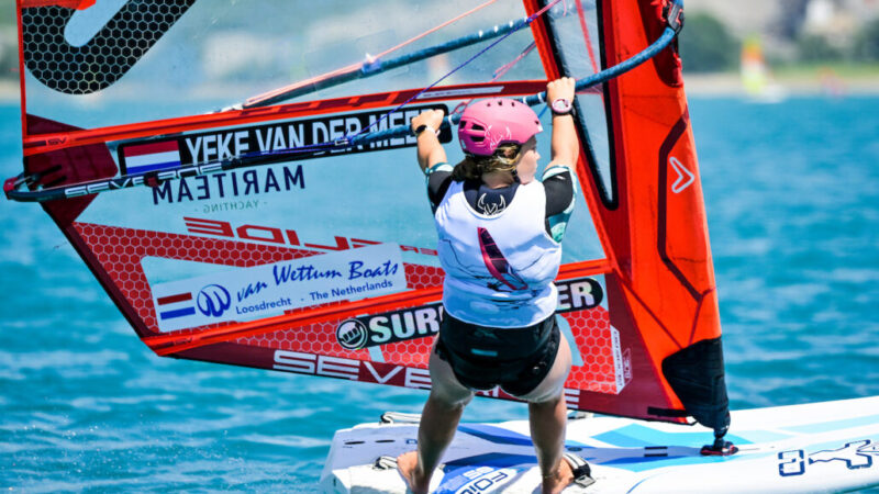 Windfoiler Yfke van der Meer uit Grou wil naar Olympische Spelen
