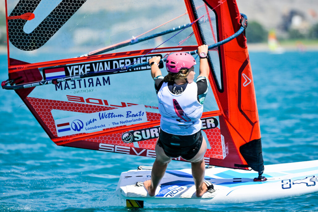 Windfoiler Yfke van der Meer uit Grou wil naar Olympische Spelen
