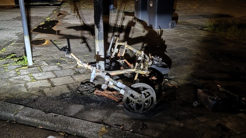 Scooter volledig uitgebrand in Leeuwarden