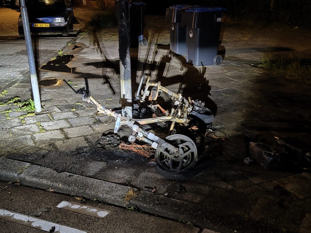 Scooter volledig uitgebrand in Leeuwarden