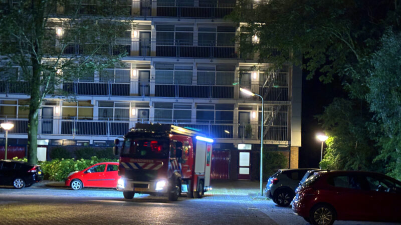 Brandweer ingezet voor smeulende bloembak in Leeuwarden