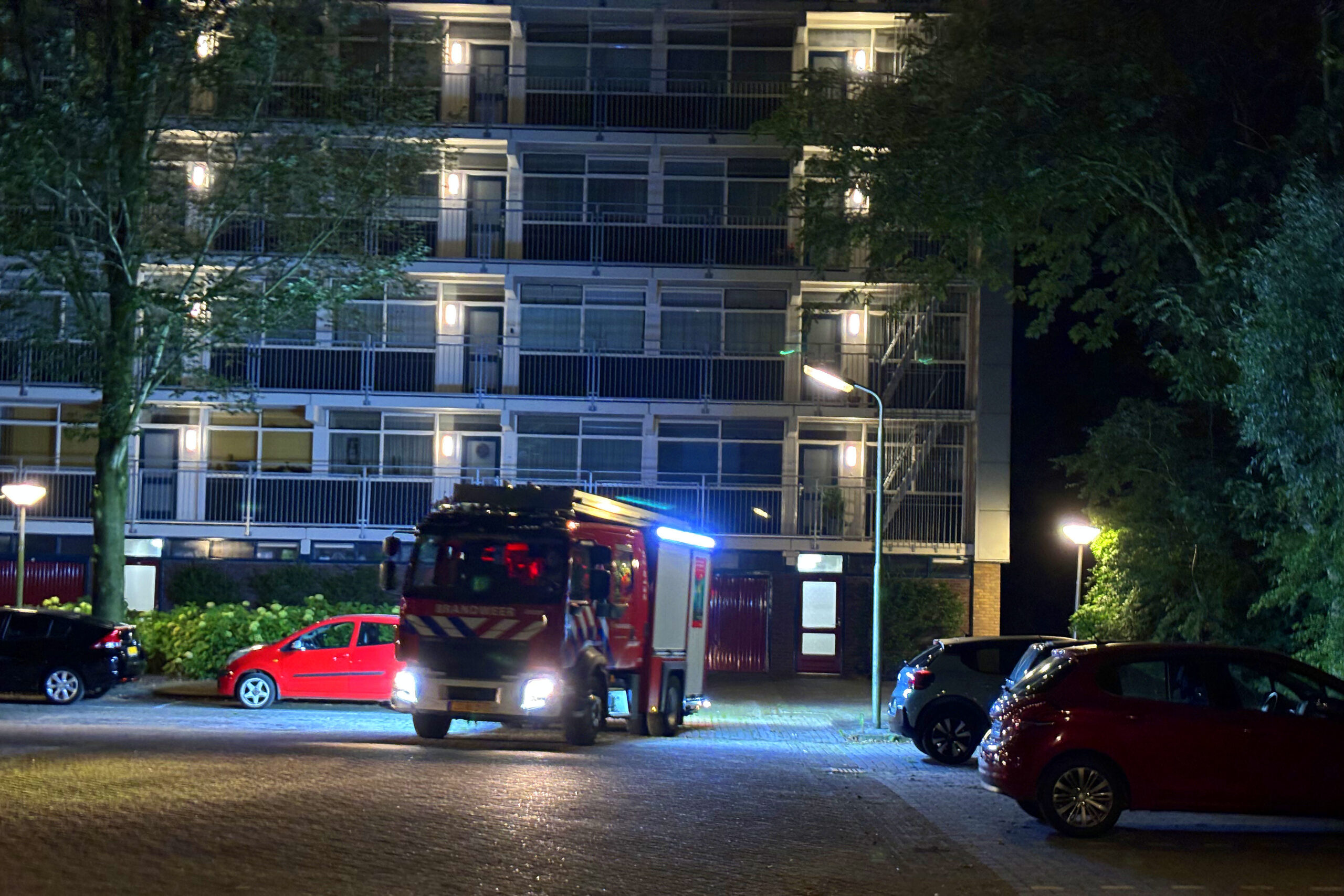 Brandweer ingezet voor smeulende bloembak in Leeuwarden