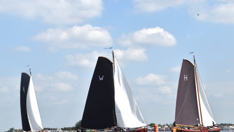 Skûtsje Heerenveen op Veenhoop van start tot finish voorop