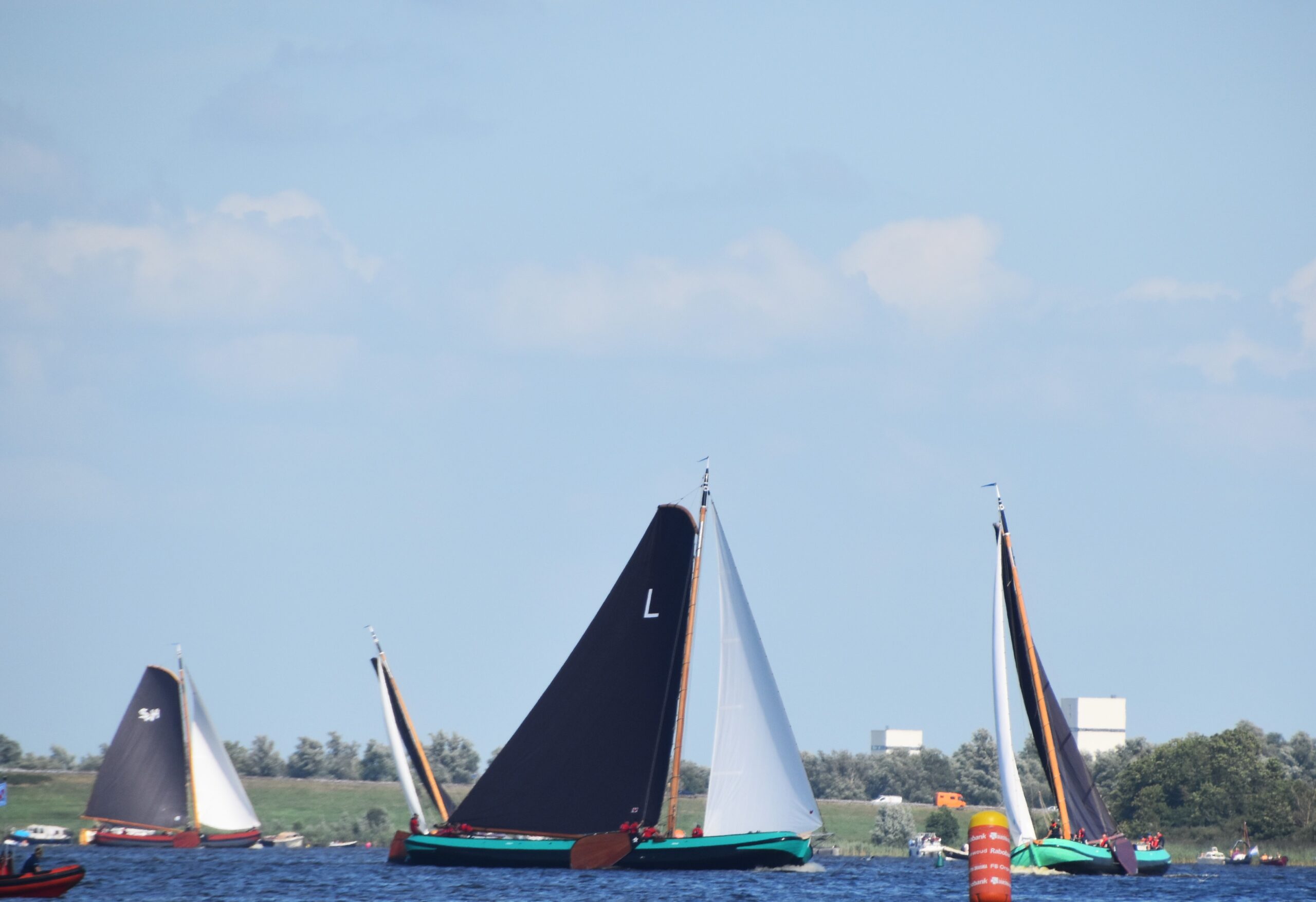 Skûtsje De Lemmer wint op IJsselmeer bij Stavoren