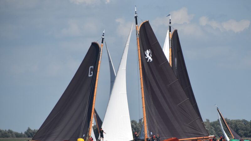 De Lemmer is Leeuwarder skûtsjes te snel af op Langweer