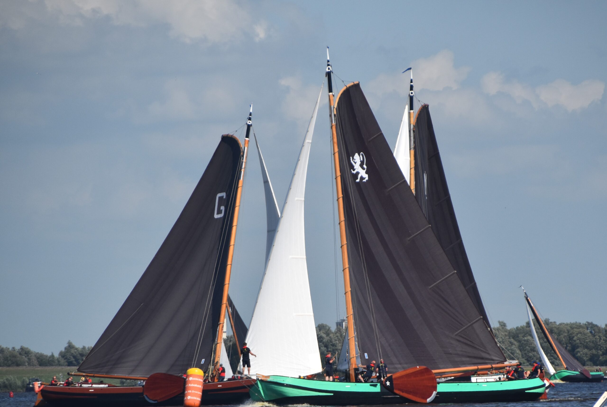 De Lemmer is Leeuwarder skûtsjes te snel af op Langweer